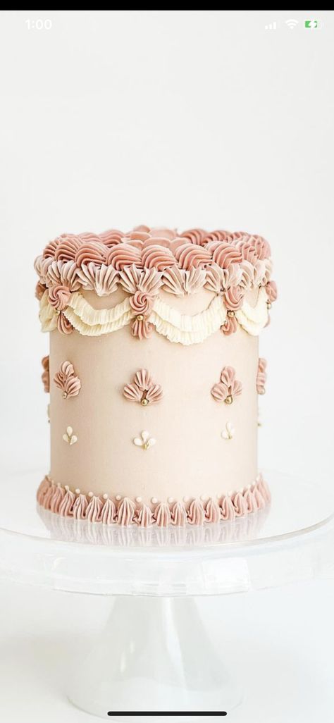 Antique Cakes Ideas, Vintage Style Cake Decoration, Vintage Piped Birthday Cake, Tall Vintage Cake, Vintage Decorated Cakes, Girly Vintage Cakes, Vintage Tiered Cake, Vintage Cake With Flowers, Small Vintage Cake