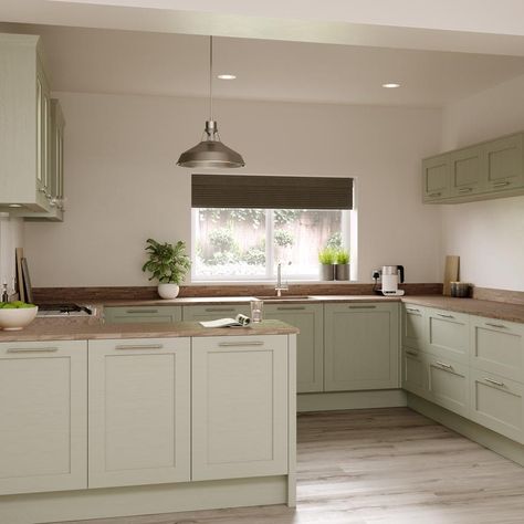 Howdens Chelford, Howdens Chilcomb, Kitchen Shaker Style, Kitchen Door Styles, Kitchen Shaker, Ivory Kitchen, Shaker Cabinet Doors, Wooden Worktops, Sage Green Kitchen