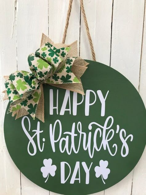 College Dorm Door Hangers, St Patricks Day Wood Signs, St Patrick’s Day Door Hanger, St Patricks Day Sign, St Patricks Decorations, St Patricks Crafts, Vinyl Wood, Door Signs Diy, Wreath Signs