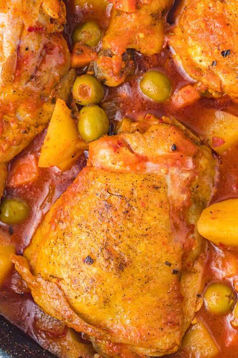 Pollo con Papas Chicken Potato Soup, Potato Sauce, Hispanic Dishes, Spanish Chicken, Cold Weather Comfort Food, Chile Guajillo, Ways To Cook Chicken, Chicken And Potatoes, Paprika Chicken