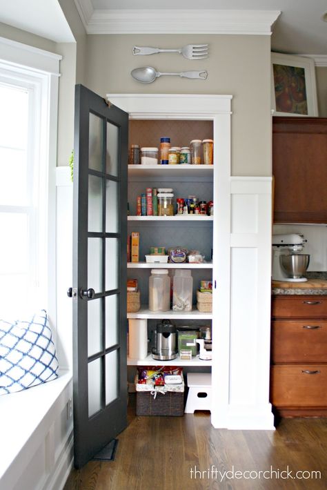 Organise Kitchen, Small Pantry Closet, Organizing Pantry, Pantry Door Organizer, Kitchen Pantry Doors, Diy Pantry Organization, Small Pantry Organization, Closet Door Makeover, Pantry Remodel