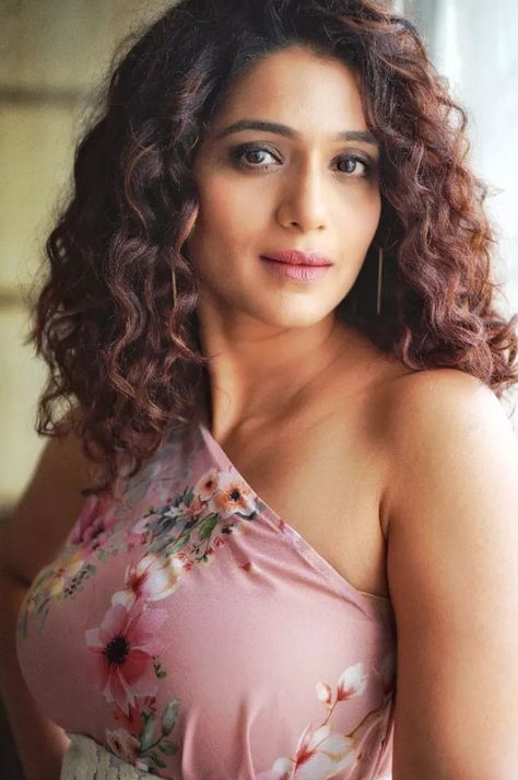 Urmila Kothare, Desi Beauty, One Shoulder Blouse, Desi, Hobbies, Fashion Beauty, Actresses, Photographer, Women's Top