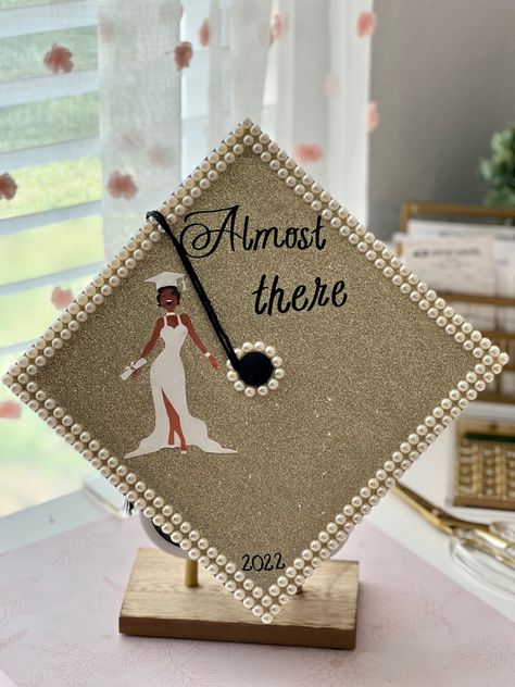 Im Almost There Tiana Graduation Cap, Cap Decoration Graduation 2023, Class Of 2023 Graduation Cap, Cap And Gown Cap Decorations, Cap Decorations Ideas, Green Graduation Cap Ideas, Graduation Cap Designs Glitter, White Graduation Cap Ideas, Graduation Cap College Designs