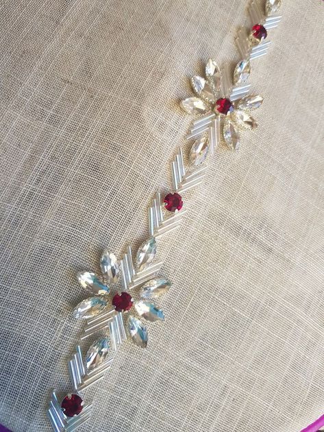 Beaded Designs On Fabric, Hand Beading Embroidery Tutorial, Payet Simple, Pola Payet, Model Payet, Payet Kebaya, Detail Couture, Simple Hand Embroidery Patterns, Hand Beaded Embroidery