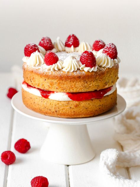 Birthday Victoria Sponge Cake, Raspberry Victoria Sponge, Classic Victoria Sponge Cake, Victoria Sponge Cake Aesthetic, Sponge Cake Aesthetic, Victoria Sponge Birthday Cake, Sponge Cake Decoration Ideas, Victoria Sponge Cake Decoration, Tiny Cake Recipe