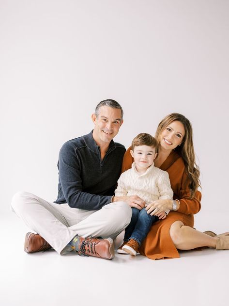 Family Photos With White Background, Family Photo White Background, Family Photos White Background, Family Studio Photography Poses, Family Of 3 Photo Ideas Studio, Family Studio Photography Outfits, Family Pictures Studio, Family Of 3 Photoshoot Studio, Studio Family Pictures