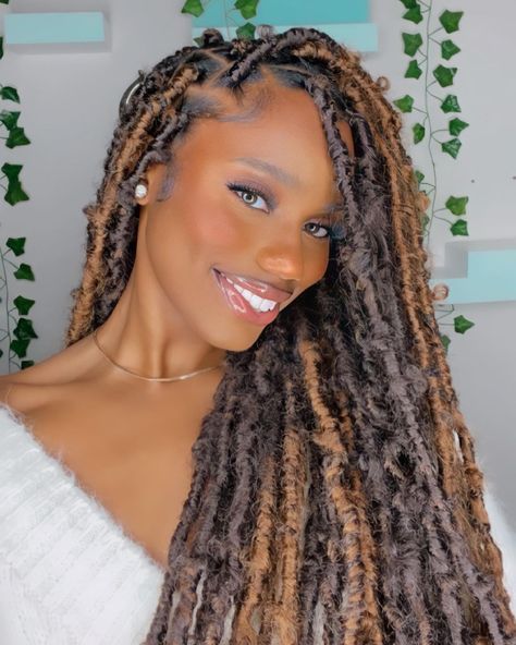 T Y L A on Instagram: “it’s not Christmas, but I’m giving 🎁” Blonde Soft Locs, Faux Locs Blonde, Natural Braided Hairstyles, Soft Locs, Goddess Braids Hairstyles, Faux Locs Hairstyles, Cute Box Braids Hairstyles, Protective Hairstyles Braids, Cool Braid Hairstyles