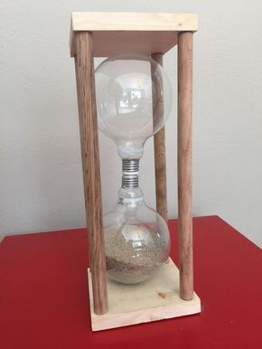 Hourglass Clock, Jam Pasir, Recycled Light Bulbs, Diy Light Bulb, Picture Clock, Light Bulb Art, Light Bulb Crafts, Hourglasses, Recycled Crafts