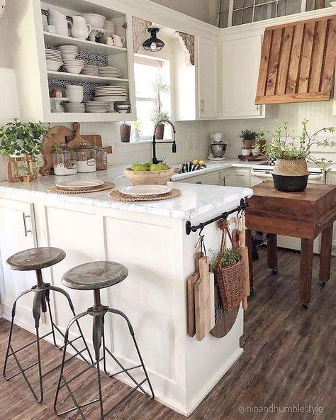 Farmhouse Homes 🏡 в Instagram: “This kitchen is 100% house goals! ❤️🙌 What do you think? TAG a friend who will love this! 😍👇…” Painted Backsplash, Backsplash White, Case In Stile Country, Kitchen Peninsula, Rent House, Kitchen Counter Decor, Farmhouse Style Decorating, Kitchen Remodel Idea, Farmhouse Kitchen Decor