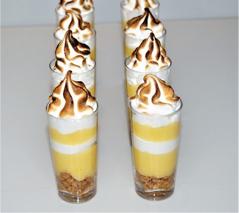 Mini Dessert Shooters, Lemon Curd Dessert, Mini Lemon Meringue Pies, Dessert Shooters Recipes, The Best Dessert Recipes, Shot Glass Desserts, Shooter Recipes, Cake Techniques, Mini Dessert Recipes