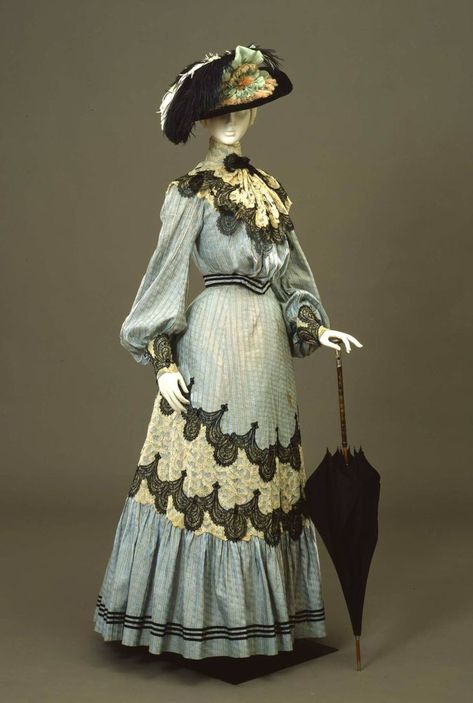 edwardian-time-machine: Day dress, ca. 1904-1905 Galleria del Costume di Palazzo Pitti / Europeana Fashion Source Edwardian Gowns, Walking Dress, 1900s Fashion, 1910s Fashion, 20th Century Fashion, Edwardian Dress, Victorian Clothing, Vintage Gowns, Edwardian Fashion