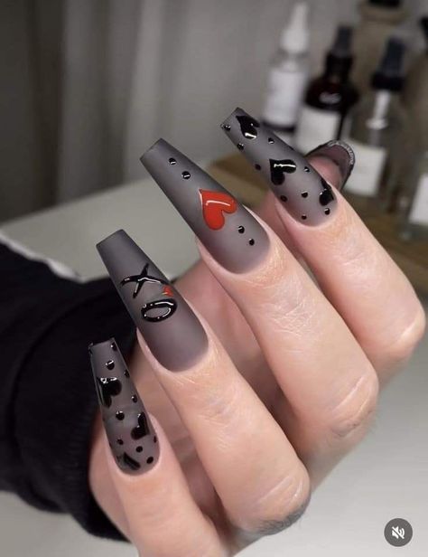 Valentine Nail Art Black, Black Valintens Nails, Black February Nails, Anti Valentine’s Day Nails, Anti Valentine Nails, Black And White Valentine Nails, Anti Love Nails, Black Valentine’s Day Nails, Temperature Nails