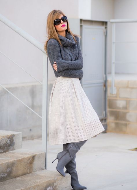 Cool Turtleneck Styles to Hit This Winter Winter Office Outfit, Mode Ab 50, Simple Winter Outfits, Grey Turtleneck Sweater, Moda Chic, Mode Casual, Styl Retro, White Skirt, Casual Winter Outfits