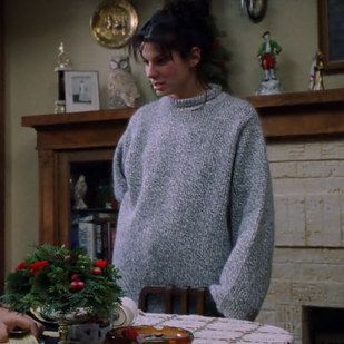 Lucy’s amazing oversized wool sweater inspires major envy. So big it can store gifts up the sleeve! | 23 Reasons "While You Were Sleeping" Should Be Your Favourite Christmas Movie Lucy While You Were Sleeping Outfits, While You Were Sleeping Sandra Bullock, Sleeping Outfits, Oversized Wool Sweater, Nora Ephron, Quoi Porter, While You Were Sleeping, Dirty Dancing, Fall Sweater