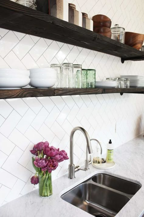 like the splashback (with glass over the top so it's easy to clean, im.not scrubbing grout!) Kitchen Renovation Design, White Kitchen Backsplash, Fabulous Kitchens, Kitchen Splashback, Classic Kitchen, Interior Kitchen, Kitchen Tile, Kitchen Tiles Backsplash, Trendy Kitchen