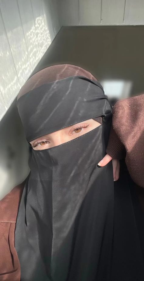 Simple Outfits Hijab, Niqab Aesthetic, Mode Niqab, Niqabi Girl, Modest Outfits Muslim, Abaya Designs Latest, Black Hijab, Muslimah Outfit, Niqab Fashion