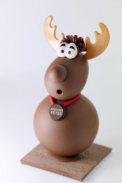 Christmas Chocolate Showpiece, Christmas Crafts Adults, Christmas Tree Homemade, Crafts Outside, Modeling Chocolate Recipes, 3d Chocolate Molds, Crafts Adults, Chocolate Cake Toppers, Christmas Decorations Handmade