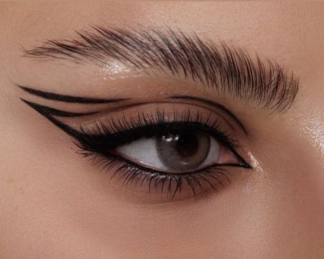 Trendy Eyeliner Looks, Graphic Eyeliner Ideas For Hooded Eyes, Graphic Eyeliner For Hooded Eyes, Cool Eyeliner Looks, Bold Eyeliner Looks, Easy Graphic Liner, Maquillage Yeux Cut Crease, Eyeliner Techniques, Eyeliner For Hooded Eyes