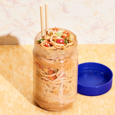 Peanut Butter Jar Noodles, Leftover Peanut Butter Jar, Peanut Butter Jar Sauce, Empty Peanut Butter Jar Recipe, Leftover Peanut Butter Jar Sauce, Udon Ramen, Peanut Butter Ramen, Homemade Peanut Sauce, Condiment Bottles