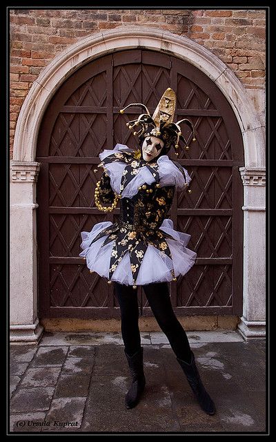 Karneval Venedig 2012 - 99 | DSC08749 | Ursula Kuprat | Flickr Venetian Costumes, Venice Carnival Costumes, Jester Costume, Venetian Masks, Venetian Mask, Carnival Costumes, Phantom Of The Opera, Horror Game, Dia De Muertos