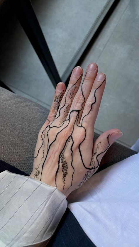 Black Henna Designs, Minimalist Henna, Black Henna Tattoo, Freestyle Tattoo, Henna Pictures, Cute Henna, Torso Tattoos, Henna Tattoo Hand, Modern Henna