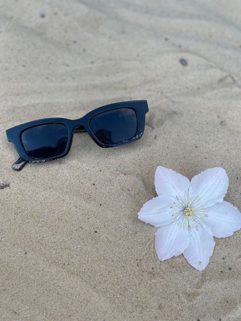 Sunglasses and flower in the sand Eye Glasses Aesthetic, Glasses Aesthetic, Sunglasses Aesthetic, Clearwater Beach, Aesthetic Beach, Beach Aesthetic, The Sand, Eye Glasses, Clear Water