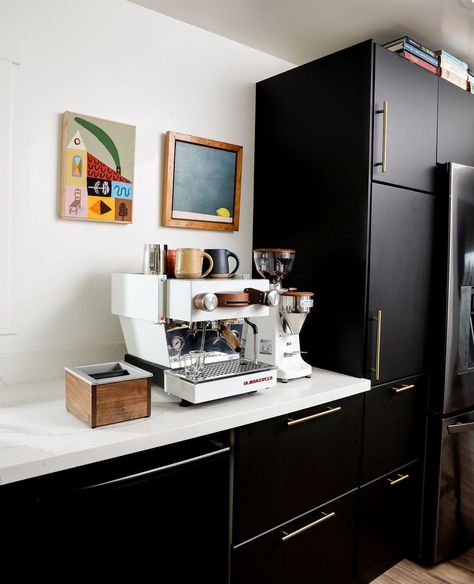 Kitchen With Espresso Machine, Espresso Machine Office, Espresso Machine Set Up, Linea Mini La Marzocco, La Marzocco Linea Micra, La Marzocco Linea Mini, Coffee Counter, Home Espresso Machine, Espresso At Home