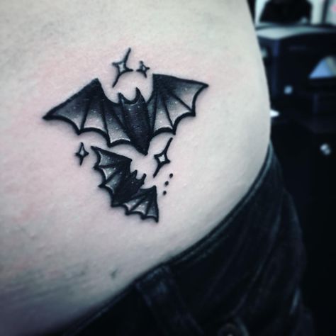 Bats Tattoo Design, Tattoos Infinity, Bat Tattoo, Scary Tattoos, Tattoo Hand, Inspiration Tattoo, Tattoos Geometric, Creepy Tattoos, Spooky Tattoos