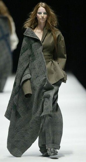 Yohji Yamamoto autumn/winter 2006 Yohji Yamamoto Runway, Yohji Yamamoto Coat, Yohji Yamamoto Editorial, Vintage Yohji Yamamoto, Y 3 Yohji Yamamoto, Deconstruction Fashion, Yohji Yamamoto Fall/winter 1999, Japanese Fashion Designers, Quirky Fashion