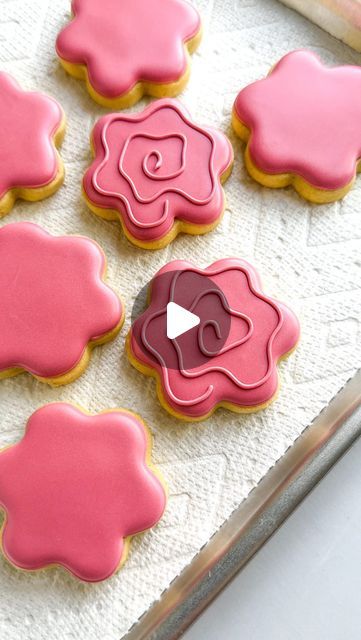 Laura Luk | Atlanta Custom Cookies on Instagram: "This is my favorite flower cookie to decorate. It’s perfectly simple and satisfying to pipe that squiggly spiral 🌸 #flowercookies #floralcookies #royalicing #cookiedecorating" Flower Sugar Cookies, Flower Cookie, Butterfly Cookies, Royal Icing Flowers, Sugar Cookie Royal Icing, Icing Flowers, Cookie Videos, Spring Cookies, Decorator Icing