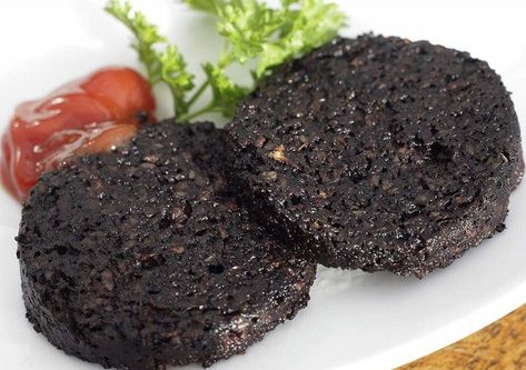 Black Pudding Recipe, Traditional English Food, Offal Recipes, Scottish Breakfast, Scottish Dishes, Blood Sausage, Black Pudding, Scottish Recipes, Clam Recipes