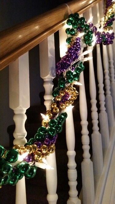 Bead garland with xmas lights Mardi Gras Bead Display Ideas, Crafts With Mardi Gras Beads, Mardi Gras Beads Crafts Decor, Mardi Gras Bead Art Diy, Wedding Mardi Gras Beads, Display Mardi Gras Beads, Mardi Gras Bead Garland, Beads Decor, Mardi Grad