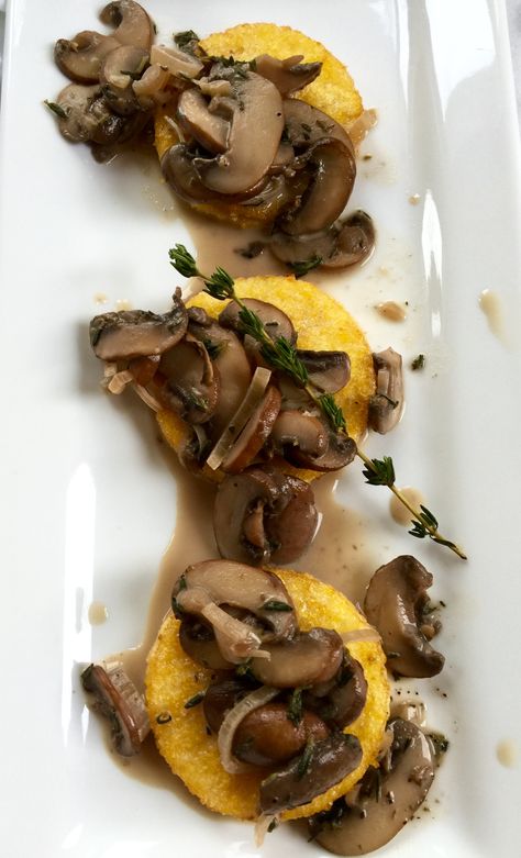 Polenta Appetizer, Polenta Rounds, Polenta With Mushrooms, Wine Party Food, Crispy Polenta, Mushroom Polenta, Baked Polenta, Veggie Ideas, Mushroom Appetizers