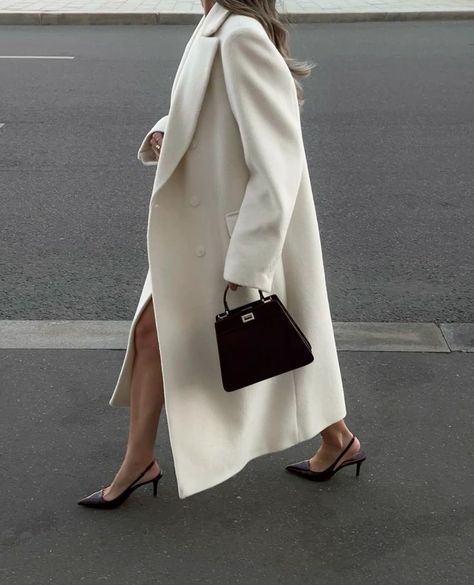 White Coat Outfit, Classy Fits, Paris Mode, White Coat, Mode Inspo, Coat Design, Coat Outfits, Winter Fits, Outfits Winter