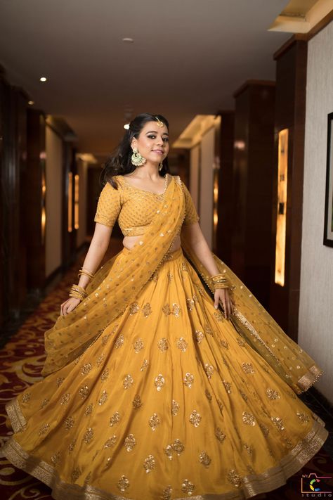 Honey Gold Is The New Mehendi Favourite! Simple Mehendi Outfits For Bride, Shirt With Lehenga, Yellow Haldi Outfit, Mehendi Outfits For Bride, Haldi Outfit For Bride, Lehenga Yellow, Mehendi Dress, Golden Lehenga, Engagement Lehenga