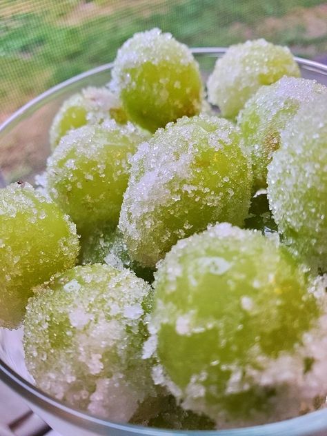 Watermelon White Claw Grapes ( AKA Drunk Grapes) Are Here to Win Summer #whiteclawgrapes #whiteclaw #grapes Sour Patch Grapes, Candy Grapes, Cotton Candy Grapes, Frozen Grapes, Grape Recipes, Frozen Watermelon, White Claw, Sour Patch, Dry Well