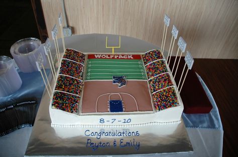 Stadium Football AND basketball cake Stadium Cake, Boys Birthday Party Games, Cake Football, Cake Decorating Party, Football Birthday Cake, Sports Cakes, Cake Basket, Football Parties, Soccer Cake