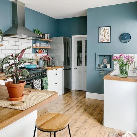 Blue Green Kitchen Walls, North Facing Kitchen, Blue Green Kitchen, Grey Blue Kitchen, Best Paint Colors, Kitchen Diner, House Renovation, Green Kitchen, House And Home Magazine