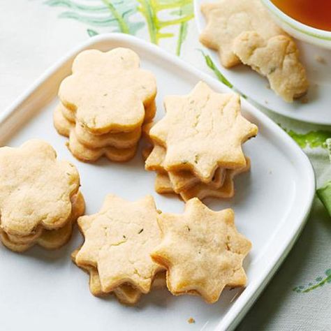 Honey-Rosemary Shortbread Cookies: Chicago chef Myk Banas created these utterly delicious and subtly sophisticated cookies. Honey Shortbread, Rosemary Cookies, Rosemary Shortbread Cookies, Rosemary Shortbread, Rosemary Honey, Shortbread Bites, Caramel Apple Cookies, Chocolate Cherry Cookies, Pecan Shortbread Cookies