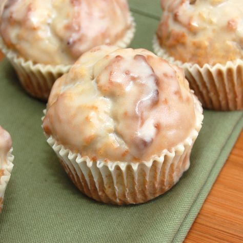 Glazed Doughnut Cupcakes ~ These taste like old fashioned donuts. Super good and super easy to make. WOW! Donat Glaze, Glazed Doughnut, Doughnut Muffins, Donut Muffins, Glazed Doughnuts, Dessert Aux Fruits, Hash Browns, Monkey Bread, Donut Glaze