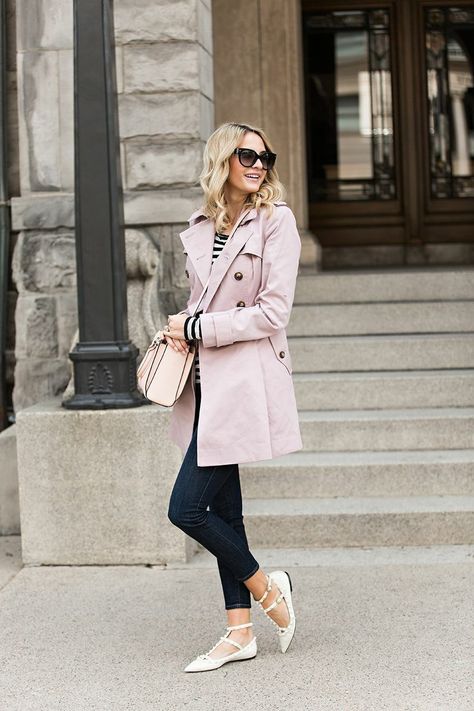 Trenchcoat Style, Trench Coat Outfits, Ivory Lane, Spring Trench Coat, Mode Mantel, Pink Trench Coat, Trench Coat Outfit, Blogger Street Style, Walking Down The Street