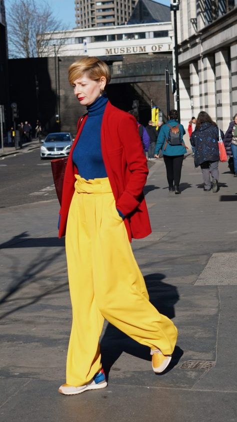 Fashion Director, London Fashion Week Street Style, Color Blocking Outfits, Burgundy Jacket, Color Combinations For Clothes, Artsy Style, Vintage Floral Dress, London Street Style, Look Vintage