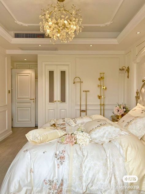 White And Gold House Aesthetic, Rich Girl Room, Princess Aesthetic Room, Elegant Bedroom Ideas, Bedroom 2024, Dreamy Decor, Room Cozy, Paris Aesthetic, Classic Bedroom