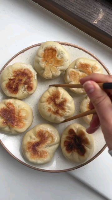 @vegan.challenge.club on Instagram: ""GET The Complete Plant Based Cookbook - Over 200+ Delicious Vegan Recipes Including 30-day Meal Plans" =>> LINK IN BIO 🔗 @vegan.challenge.club

1️⃣ or 2️⃣? Which #recipe would you try?👇

By @Healthbychels

1️⃣ Fluffy steamed bao buns 🤤

180g plain flour
1 tsp instant yeast
1/2 cup warm water
Pinch salt
1/2 tsp oil

1 small carrot
1 onion
8 @meatlessfarm plant based meatballs
A handful of mushrooms
1 tbsp soy sauce
1 tsp sesame oil
1/2 tsp garlic powder
1/2 tsp maple syrup

Dash of oil
2 x 1/4 cup water

Grate the carrot, onion and mushrooms. Add them to a frying pan along with the ‘meatballs’. Use a fork to mash them up in the pan. Start to cook everything in the sesame oil, over medium heat. Cook for around 20 mins, then add all seasonings and remo Plant Based Meatballs, Steamed Bao Buns, Steamed Bao, Cibo Asiatico, Plant Based Cookbook, Bao Buns, Tasty Recipes Videos, Yummy Comfort Food, Sweet Snacks Recipes