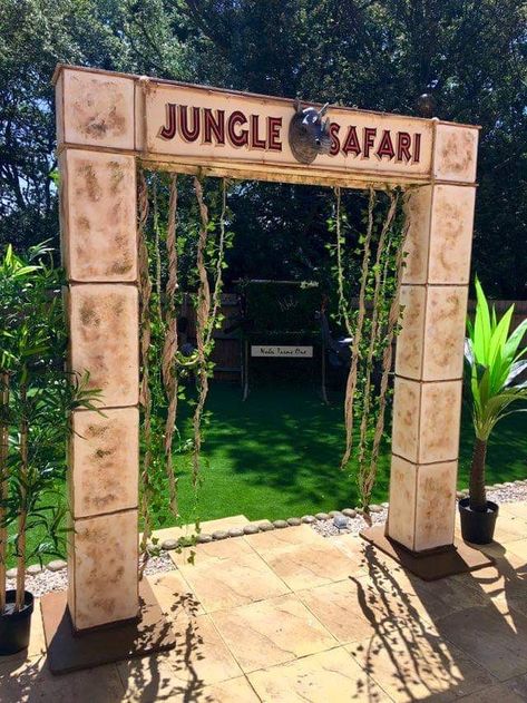 Outdoor Jungle Decorations, Safari Backdrop Diy, Safari Float Parade, Safari Window Display, Safari Event Decor, Outdoor Jungle Party, Jungle Theme Homecoming, Safari Backdrop Ideas, Safari Decorations Diy