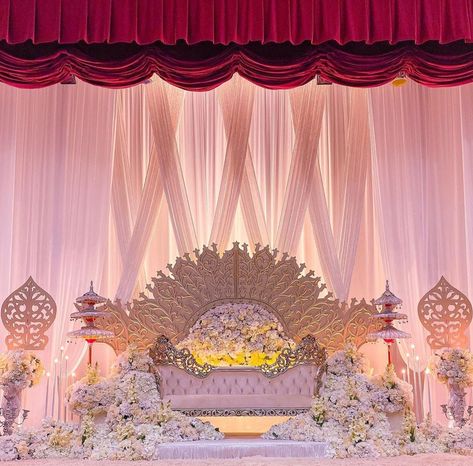 Pelamin Klasik Tradisional Melayu, Malay Wedding Pelamin, Pelamin Klasik, Pelamin Idea, Pelamin Cantik, Cake Aesthetic, Wedding Moodboard, Malay Wedding, Traditional Wedding Decor