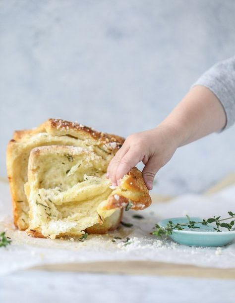 roasted garlic parmesan herb pull-apart bread I howsweeteats.com #breads #garlicparmesan Pull Apart Bread, Garlic Parmesan, Pull Apart, Bread Recipes Homemade, Dinner Rolls, Roasted Garlic, Homemade Bread, I Love Food, Paneer