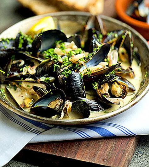 Thai Mussels, Lemon Garlic Butter Sauce, Steamed Mussels, Mussels Recipe, Coconut Sauce, Garlic Butter Sauce, Thai Basil, Seafood Dinner, Butter Sauce