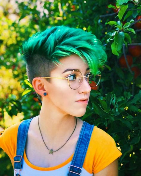 In this story Izuku Midroiya becomes/is a 'badass' (Probably just cha… #fanfiction #Fanfiction #amreading #books #wattpad Kort Pixie, Short Hair Model, Androgynous Hair, Stil Inspiration, Colored Hair, Hair Reference, Grunge Hair, How To Draw Hair, Short Hairstyles For Women