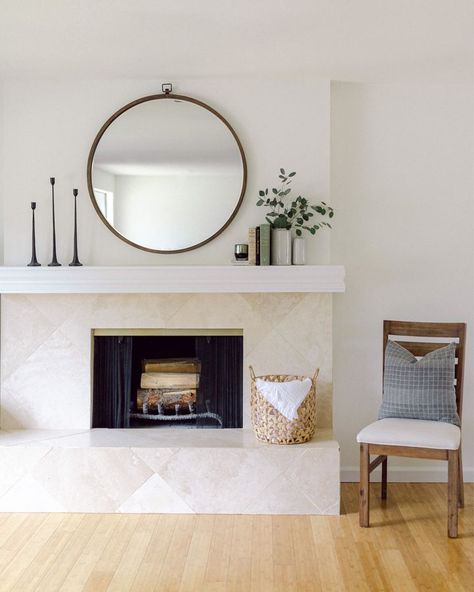 Modern Fireplace Mantle, Mantle Decor Modern, Modern Mantle, Mantle Design, Minimalist Fireplace, Living Room Refresh, Living Room Mantle, Fireplace Mantle Decor, Mantel Design